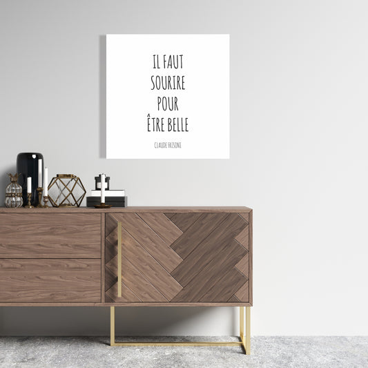 « Il faut sourire pour être belle » – Décoration minimaliste sur toile blanche