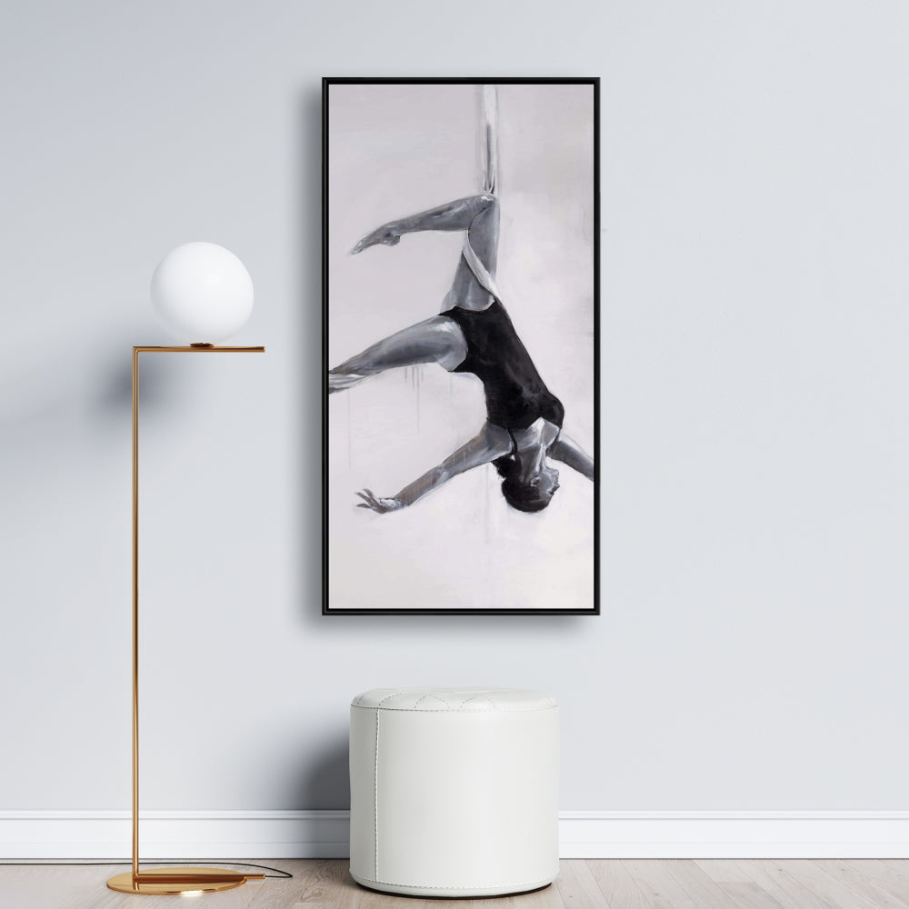 Danseuse sur tissus aériens, toile encadrée monochrome - Décoration d'intérieur
