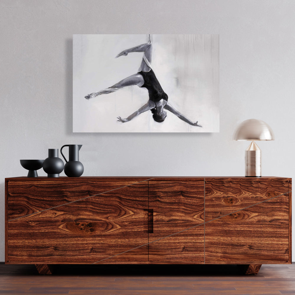 Danseuse sur toile de soie aérienne | Décoration d'intérieur monochrome