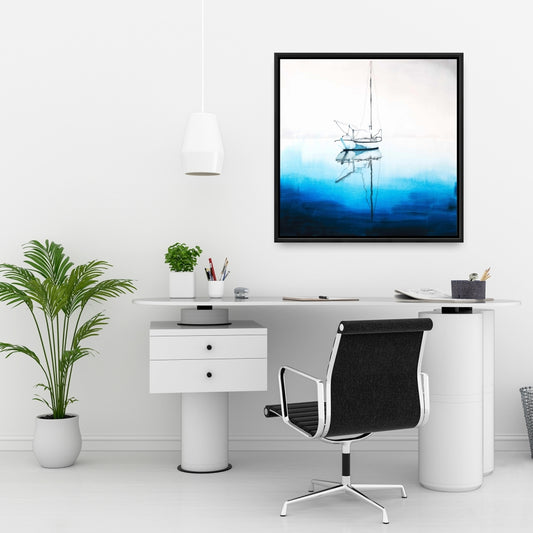 Toile panoramique sur un bateau côtier | Un bateau blanc sur une eau bleu profond