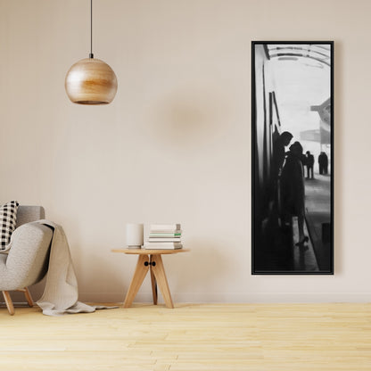 Toile monochrome blanche représentant une femme - Décor de couple à la gare