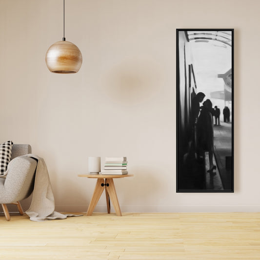 Toile monochrome blanche représentant une femme - Décor de couple à la gare