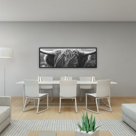 Toile monochrome représentant une vache des Highlands - Décoration de salon encadrée blanche