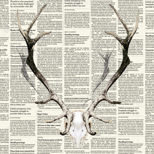 Toile de chambre marron cerf | Décor de cornes de cerf sur papier journal