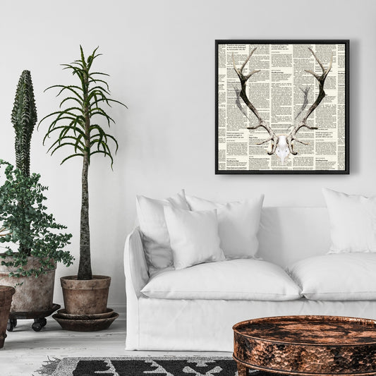 Toile de chambre marron cerf | Décor de cornes de cerf sur papier journal