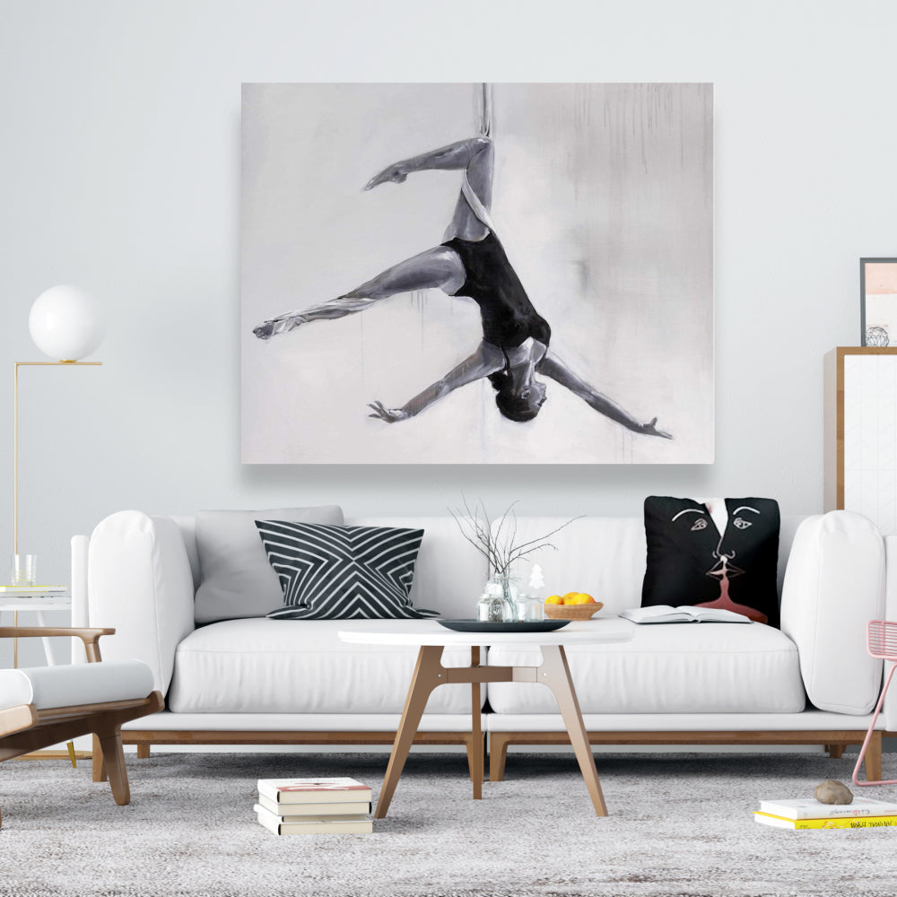 Danseuse sur toile de soie aérienne | Décoration d'intérieur monochrome