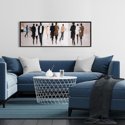 Toile encadrée représentant une femme dans une rue bleue