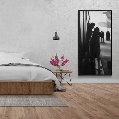 Toile monochrome blanche représentant une femme - Décor de couple à la gare