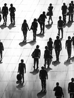 Silhouettes de gens dans la rue